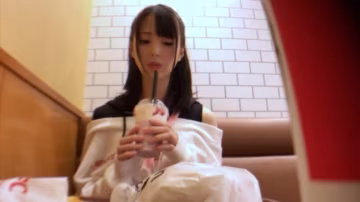 FC2-PPV-4793671 史上最可愛的18歲女大學生。她高潮時噴出大量愛液，但因為被灌精而怒不可遏，神情恍惚。