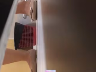 廁所偷拍50位美女，KTV醉酒公主沒站穩摔倒糞坑