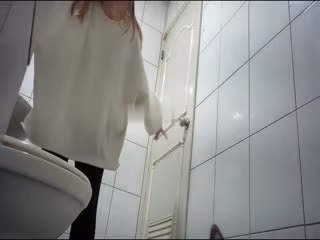 廁拍天花板  原來閨蜜上廁所都要一起  ，小姐姐各種姿勢噓噓