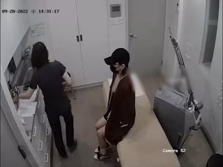【整形醫院破解攝像頭】帶著口罩就像明星的極品女神隆胸檢查
