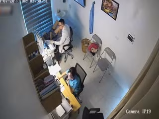 【醫院三月監控】重金破解高清！給漂亮女病人仔細檢查身體完整版！猥瑣男醫生