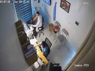 【醫院3月監控】重金破解高清猥瑣男醫生給漂亮女病人仔細檢查身體完整版美乳