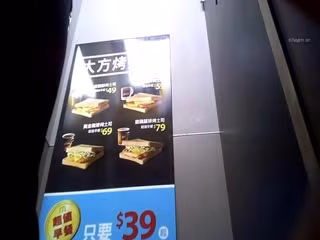 【硬核偷拍 勁爆偷窺】麥當勞經理在更衣室放攝像頭偷窺假期兼職學生妹 高清真實