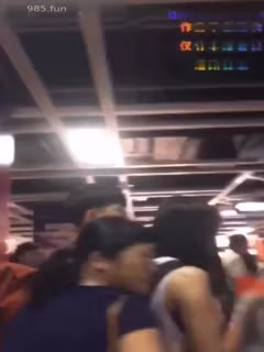 【街射偷拍】國內地鐵美少婦從忍受到享受全過程，骨子裡的騷貨！