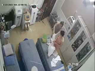 【監控破解】美容院兩個顏值美女做逼逼雷射脫毛  一邊做一邊和美容師嘮嗑