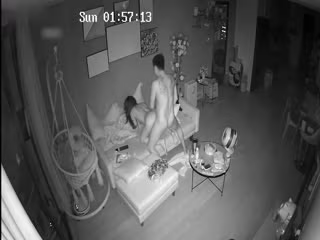 【黑客破解】年輕夫妻喜歡在沙發上放飛自我，好激情