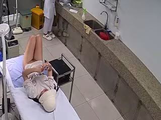 【婦科醫院暗藏攝像頭偷拍】漂亮女學生來檢查逼
