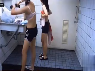 【更衣室偷拍】學妹們換衣服還用夾子音