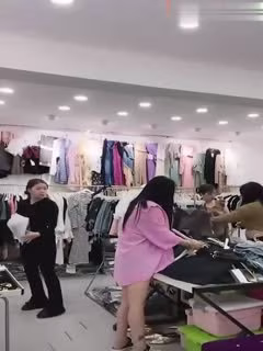 【獨家爆料】河南潮范女裝店(抖音&amp;快手)直播賣衣服，偷拍女顧客換衣服!有的小姐姐發現被偷拍嚇死了!