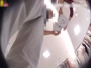 【抄底】偷拍店員小妹性感的裙底風光