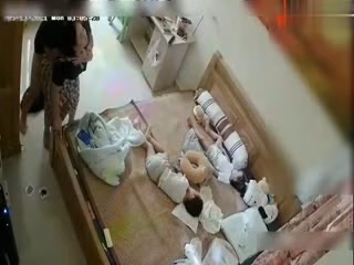 [家庭偷拍]夫妻趁孩子睡覺在旁邊做愛