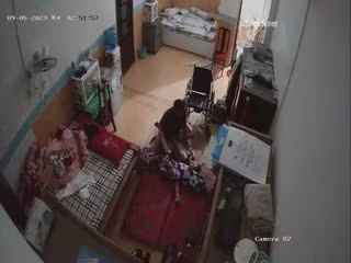 (監控攝像頭偷拍】媳婦癱瘓躺在床上