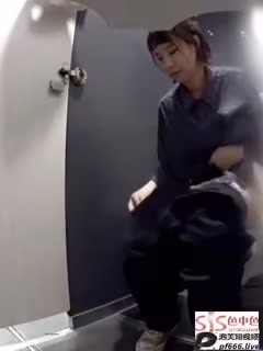 [廁所偷拍 ] 真實偷拍一邊摳逼一邊看手機的小姐姐