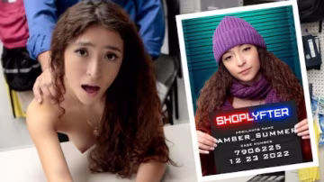 商店扒竊者 Teenie 在偷竊化妝品時被抓
