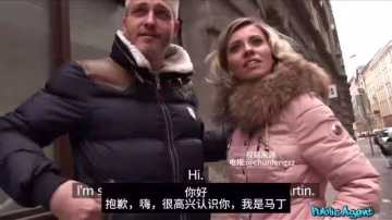 老外就是開放，夫妻正在逛街呢被男主用錢拿下美女