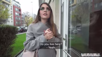 歐美搭訕~路邊風衣人妻搭訕幾下就帶回住處用大屌在她的嫩逼里抽插猛操吞精口爆