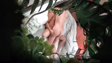 酒店偷窺主題酒店綠葉房偷拍大叔吃宵夜灌醉嫩妹子開房各種玩弄草逼