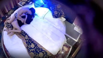 酒店偷拍情趣酒店偷拍高質量情侶打炮面容姣好的美少婦情趣房的燈光增進樂趣妹子很主動騎在身上大幅度動作幹完一炮還不滿足