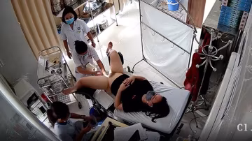 女子醫院婦科診室攝像頭破解偷拍幾位來做人流的妹子護士拿夾子一頓捅主任醫師上手摸摸奶二指禪捅逼
