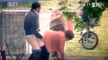 老漢推車夫妻農家門外開操