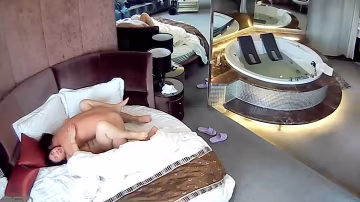 精品酒店偷拍按摩浴缸房偷拍周末騙媳婦說單位加班和財務科離異騷婦女同事開房激情