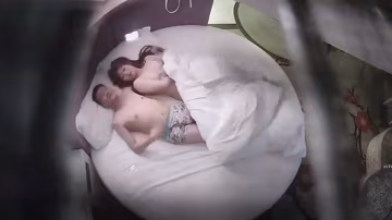 上帝視角偷拍樂橙大叔老牛吃嫩草和白嫩小三開房偷情剛騎上幾下就射了