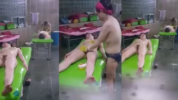 爬窗偷窺女子澡堂美女叉著大腿正在享受搓澡呢逼毛好性感