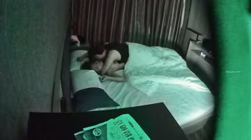 情侶開房男的做累了女的意猶未盡偷偷自慰