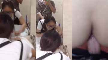 旅遊景區公廁自拍大學生背包客情侶突然性起在旅遊景區的公廁里對著鏡子啪啪自拍眼鏡妹好騷啊下面好多白漿
