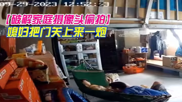 破解家庭攝像頭偷拍小哥中下班回家挑逗在搖籃床中的媳婦把門關上來一炮