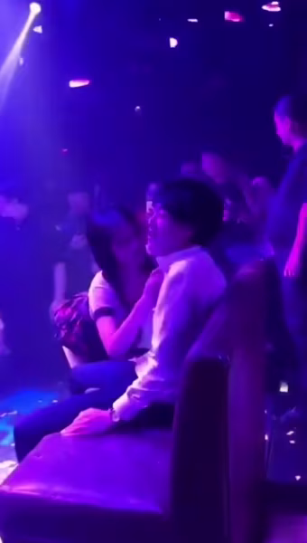 豪華夜場隱藏玩法，騷逼們都撲過來主動勾引，這感覺人生贏家