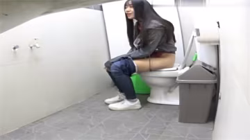 極品偷拍！潛入學生宿舍女廁，高清偷拍少女如廁騷穴