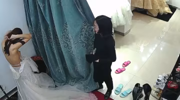 婚紗店偷拍新娘子試穿！黑客破解高清攝像頭，蜜臀騷穴一覽無餘