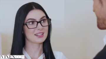 VIXEN热辣的博物馆女员工和艺术家做爱【Vixen】 在线播放