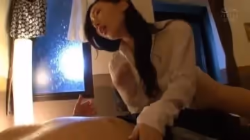 pppd-637屋外下著暴雨，我和同事在屋內放飛自我