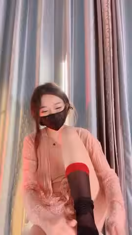 蜜桃臀九頭身網紅女神！黑絲美腿無毛粉穴！扭腰抖臀，撥開丁字褲自摸粉穴，情趣肚兜換裝誘惑