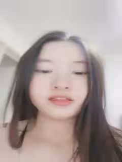 良家小少婦露臉一個人在家陪狼友嗨，全程露臉風騷的大屁股，奶子不小自己揉捏，近距離自慰逼逼玩陰蒂好多水