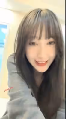 擼點極高！近期下海【最極品青春漂亮女神，偶像明星般9分頂級顏值】炯炯有神的大眼 高挑身材，黑絲長腿美腿 難得打炮還噴水