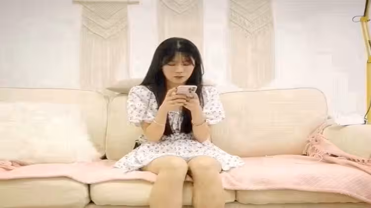 今晚約了個花裙妹子，穿上黑絲撕襠口交舔弄，騎乘後入猛操呻吟大聲非常誘人
