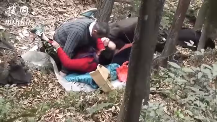 【獨家】老年人組團野戰被偷拍
