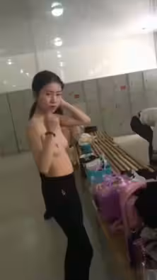 【獨家首發】農大校花張xx在學校澡堂更衣室被女同學偷拍視頻流出！