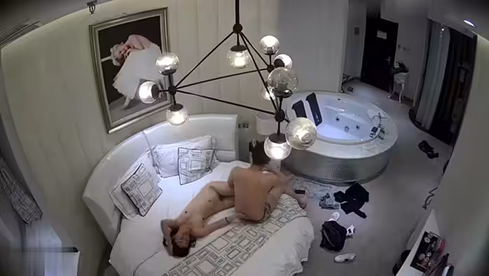 【酒店攝像頭偷拍】炮友帥哥等了很久的美女剛進門就迫不急待熱吻上床啪啪