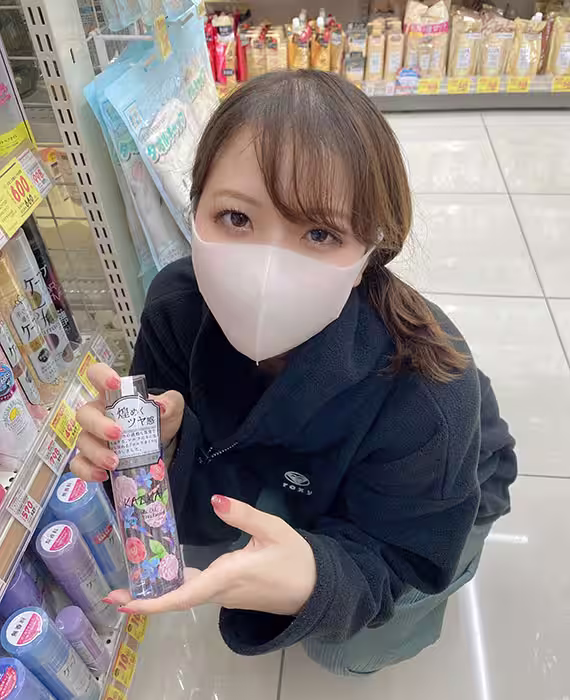 她是飲食店的看板女，用相機羞辱那些對追求自己的男人毫不掩飾的身材姣好的巨乳女郎。