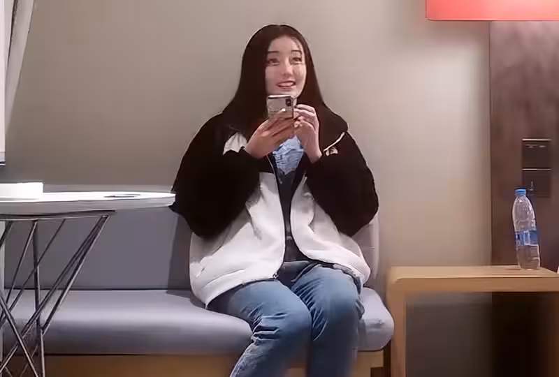 长像清纯的外围小美女，笑起来特别好看的。！