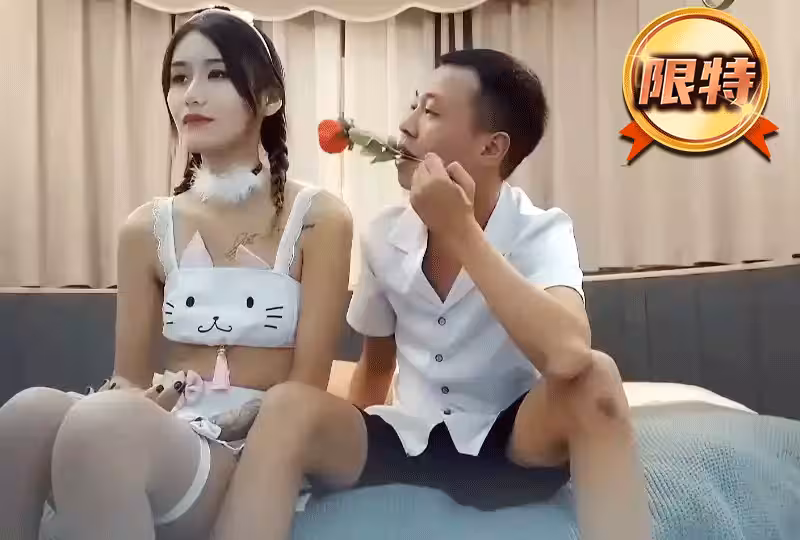 長相清純扎著兩個辮子萌妹啪啪換上可愛情趣裝猛乾的。！