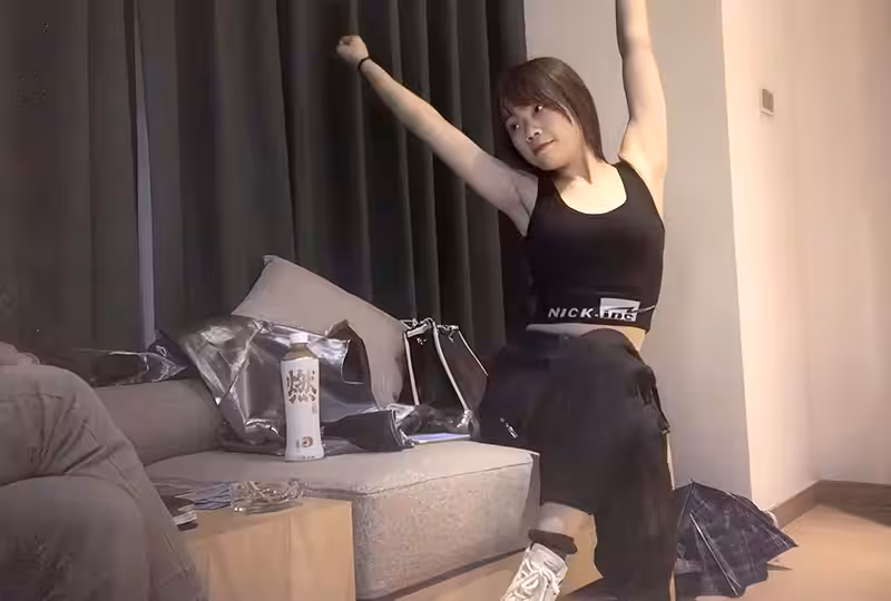 約兩個妹子雙飛，屌太大一個妹子走了騎乘側入猛操的。！
