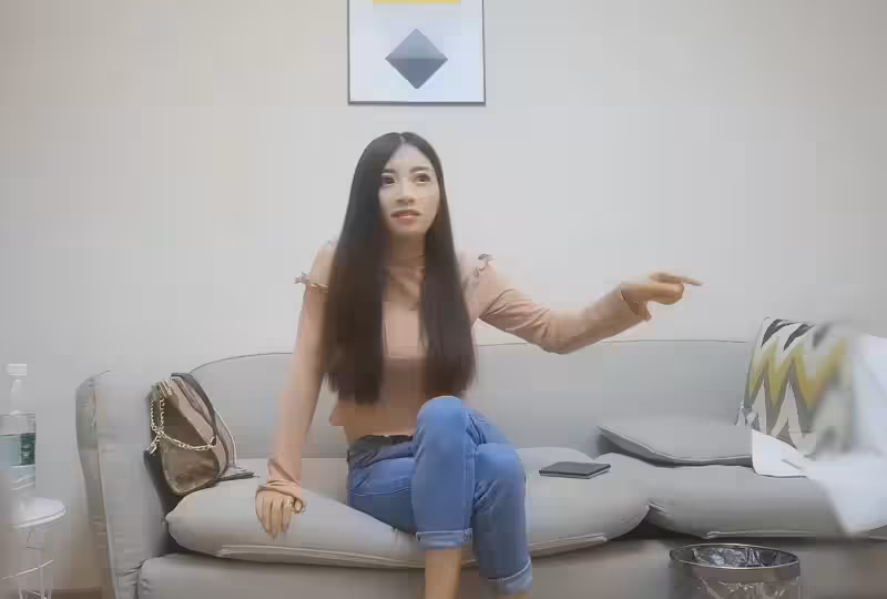 約了個牛仔褲妹子，近距離特寫掰穴椅子上跪著猛操的。！