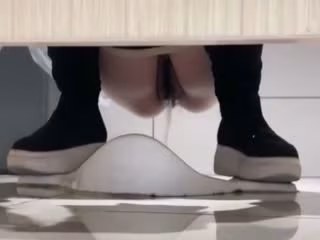 最新流出商城偷窺兩個漂亮美女噓噓