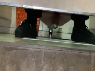 最新商城偷窺服裝統一的兩位美女噓噓