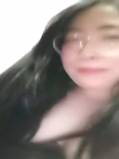 白熊小師妹妮妮家裡沒地方跑到醫院廁所去大秀，露臉玩耍拿個棒棒冰塞騷逼抽插，自己舔淫水，大奶子又白又挺